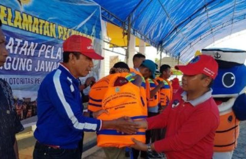 Tingkatkan Keselamatan Pelayaran Di Daerah Wisata Pulau Bokori, Kemenhub Serahkan Bantuan Life Jacket Untuk Pelra Di Sultra