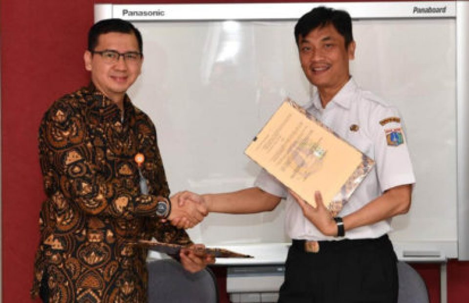 Dukung Program Kebersihan Pemprov DKI Jakarta, IPC Berikan Bantuan Kapal Pembersih Sampah
