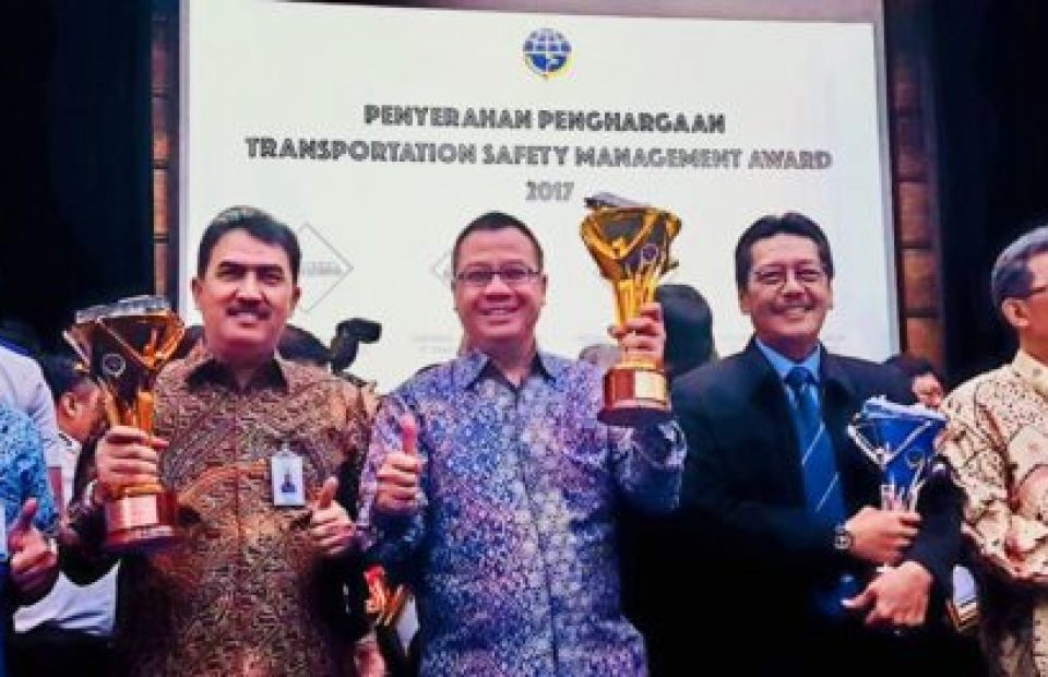 PT ASDP Raih Penghargaan sebagai Penyelenggara Pelayanan Jasa Angkutan Terbaik di Ajang TSMA 2017 Kategori Transportasi Laut dan Penyeberangan