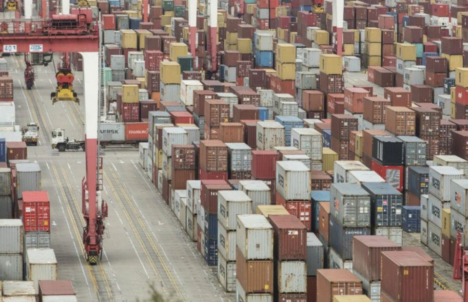 Tariff Trump: Pesanan Peti Kemas ke AS Anjlok 67%, Pelayaran Tunda Jadwal