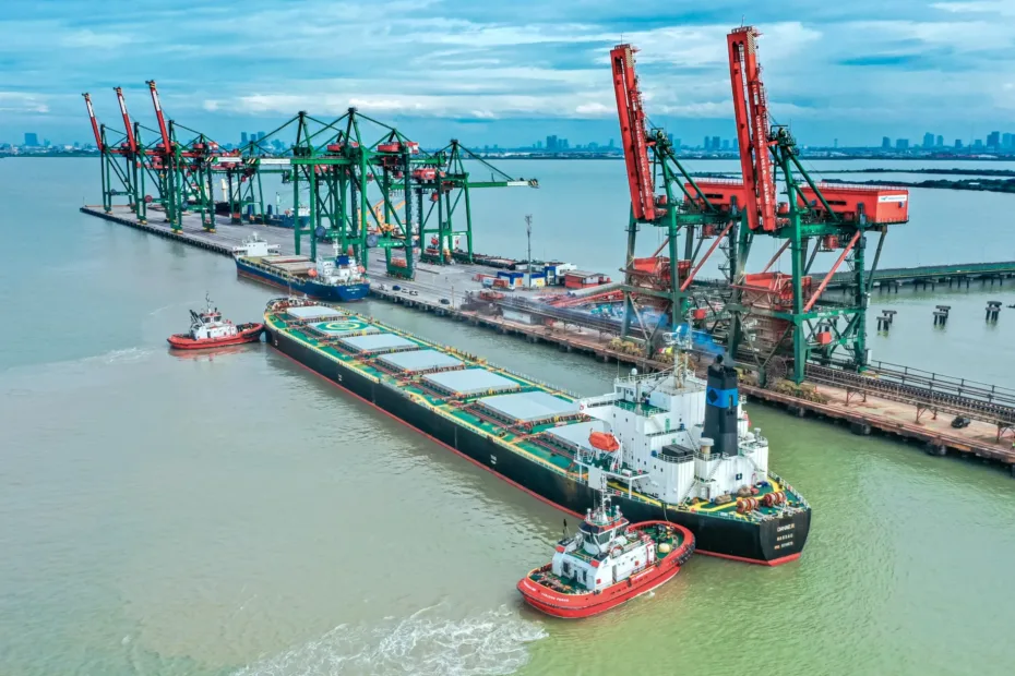 Terminal Teluk Lamong again Created Record, Handling Bulk Carrier with Draught of 13.27m