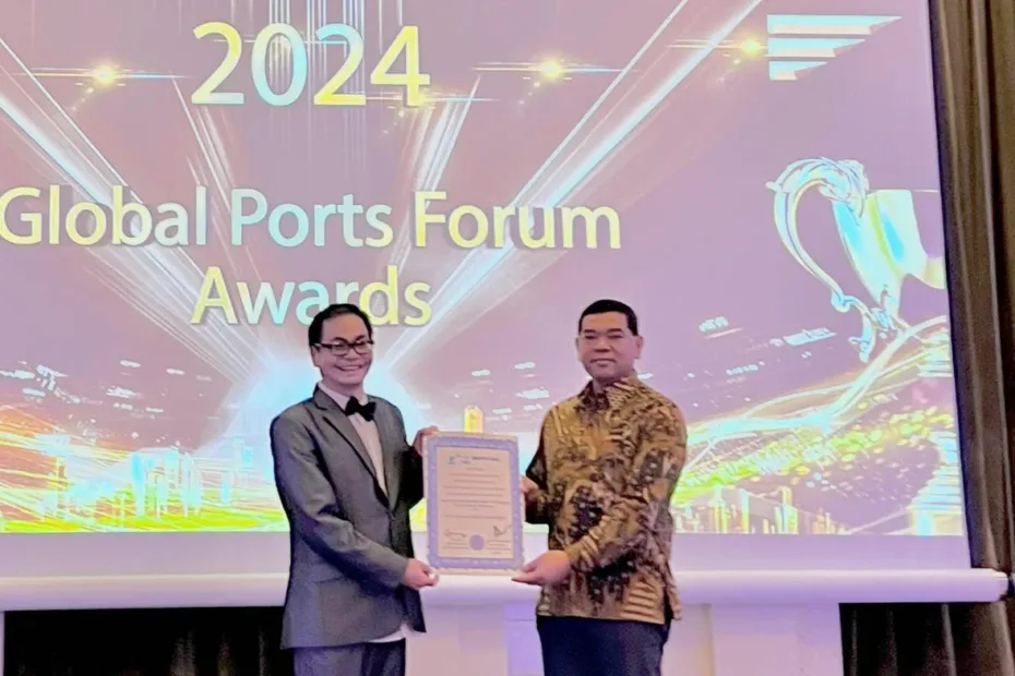 Two Awards Prove International Recognition to Terminal Teluk Lamong Green Port Initiatives