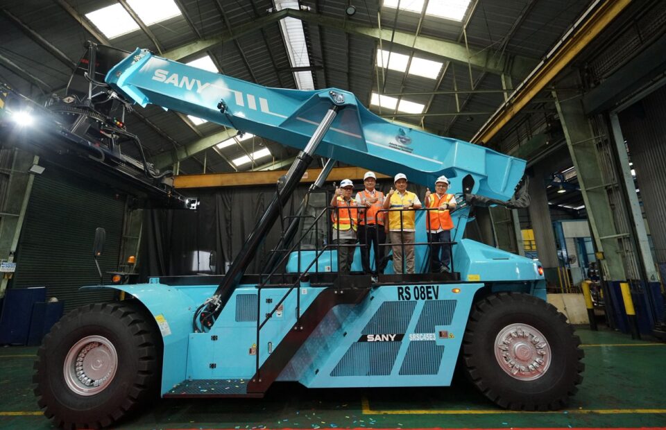 JICT Deploys Electric Powered Side Loaders and Reach Stackers
