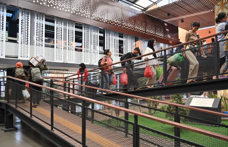 Nearly Half of Eid Return Travelers Crossed, Second Peak Expected This Weekend