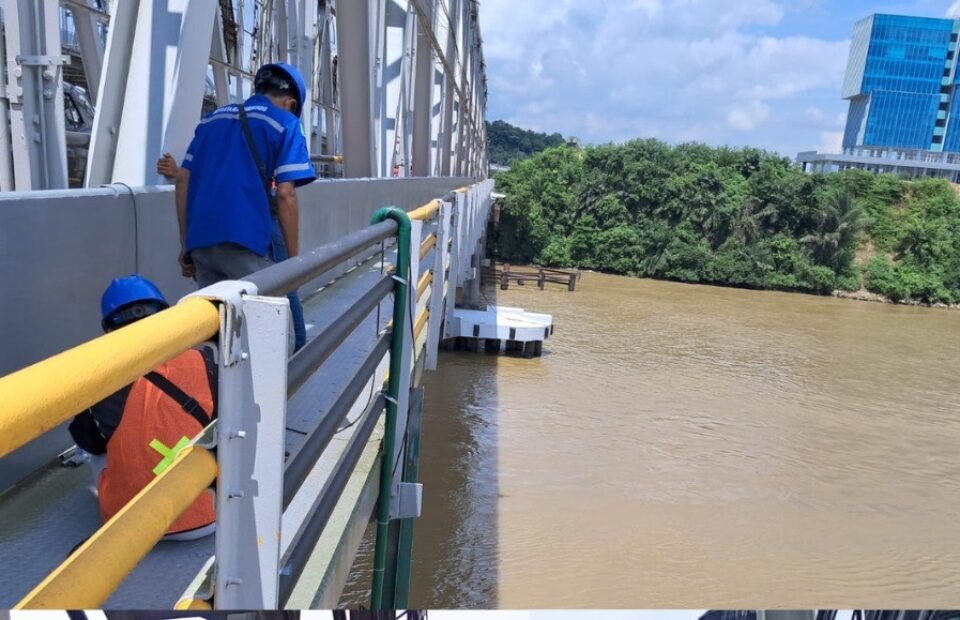 SPJM Installs Navigation Lights, Sensors at Mahakam Bridge to Boost Shipping Safety