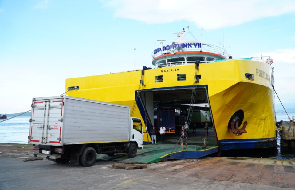 Ketapang Logistics Vehicles Surge, Ferry Services Remain Under Control