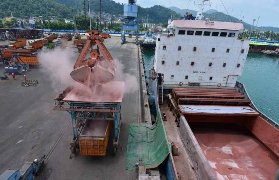 Unloading Fertilizer in Lampung, PTP Nonpetikemas Supports Indonesia’s Agricultural Supply Chain