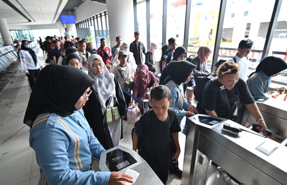 Indonesia Ferry Handles Holiday Rush Without Disruptions