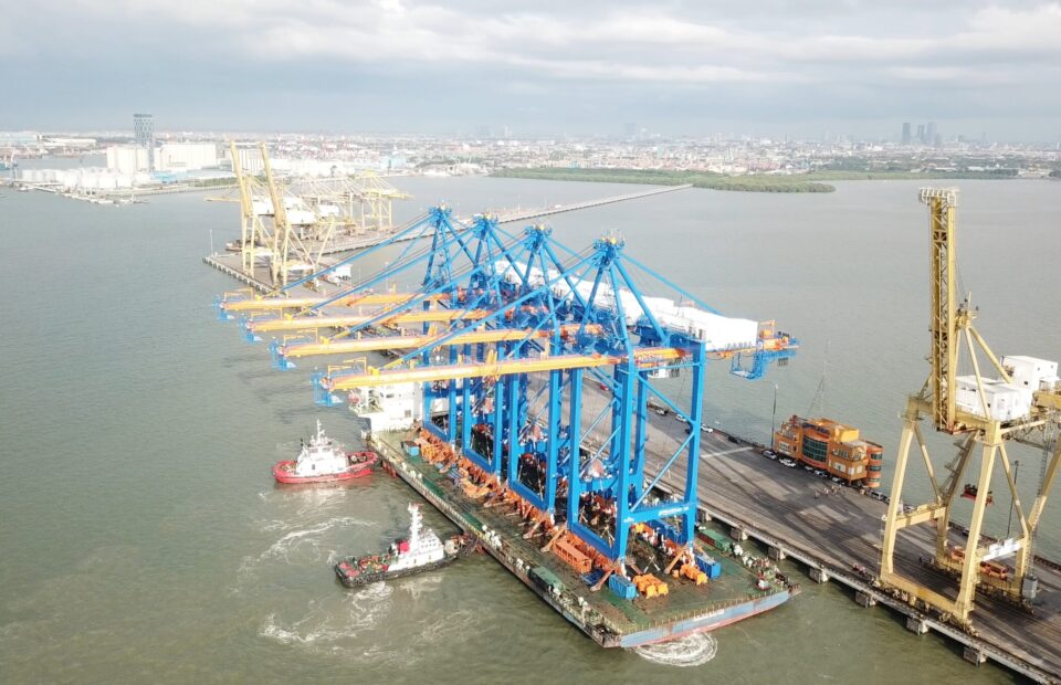 Pelindo Marine Supports New Crane Deliveries at Perak, Belawan