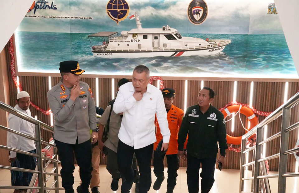 Menhub Dudy Tinjau Langsung Evakuasi Penumpang KM Mutiara Sentosa II, Apresiasi Tim Penyelamat dan Pastikan Operasi Terus Berjalan